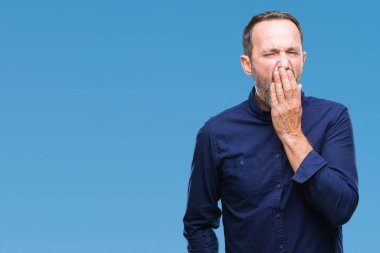 Orta yaş ağarmış komuta sizde izole arka plan üzerinde el ile ağız kapsayan yorgun esneme sıkılmış. Restless ve uyku hali.