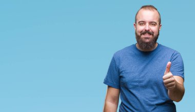 Genç beyaz hipster adam izole arka plan hareketi el ile mutlu yaşasın yapıyor. Kameraya bakarak başarı gösteren ile ifade onaylama.