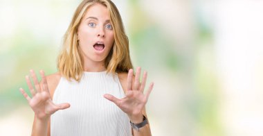 Şokta bağırarak güzel genç zarif kadın izole arka plan korkuyor ve korku ifade dur hareketi el ile ile çok korkmuş. Panik kavramı.