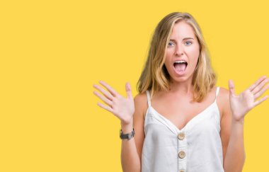 Güzel genç kadın deli kutluyor ve silah ile başarı için heyecanlı çığlık kaldırdı ve açık gözleri hayret izole arka plan yüzünden. Kazanan kavramı