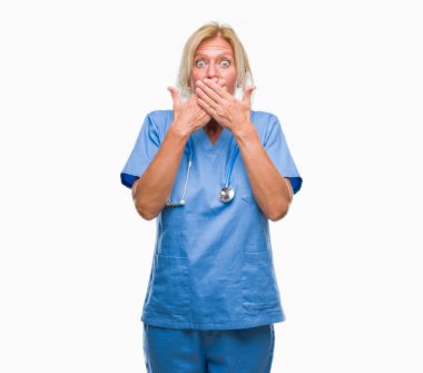 Orta yaş sarışın hemşire cerrah doktor kadın izole arka plan ağız hata için elleriyle kapsayan şok yüzünden. Gizli kavramı.