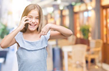 Genç güzel kız kendisi için sürpriz yüz işaret parmağı ile izole arka plan üzerinde Evet