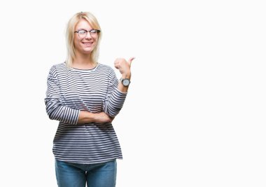 Seyir ve başparmak yanında yukarıyı mutlu yüz ile gülümseyen izole arka plan üzerinde gözlük takan genç güzel sarışın kadın.