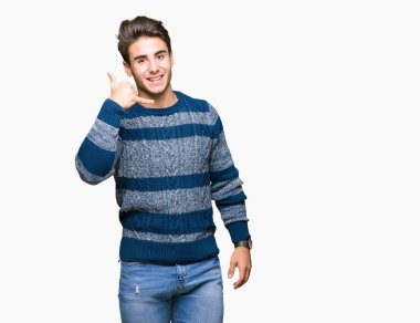 Yakışıklı delikanlı yapıyor gülümseyen izole arka plan üzerinde telefon hareketi ile el ve parmak telefonda konuşuyor gibi. Kavramları iletişim.