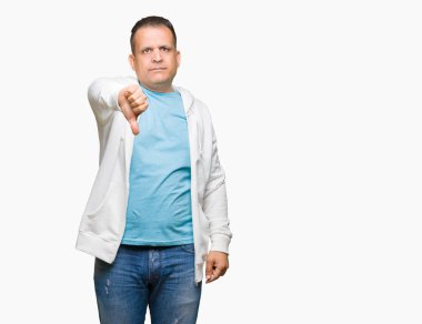 Orta yaş Arap adam mutsuz ve kızgın ret gösterilen ve başparmak aşağı hareketi ile negatif seyir izole arka plan üzerinde kazak giyiyor. Kötü ifade.