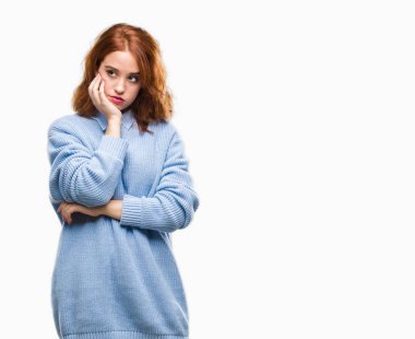 İzole arka plan kış kazak düşünme seyir yorgun ve bıkkın ile depresyon sorun Çapraz kollar ile giyen genç güzel kadın.