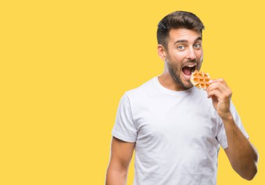 Yakışıklı delikanlı acımak yüz ciddi düşünüyorum üstünde kendine güvenen bir ifade ile izole arka plan üzerinde tatlı bir gözleme yemek