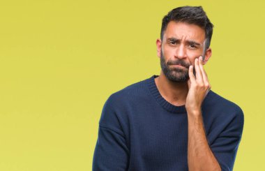 İzole arka plan düşünme seyir üzerinde yetişkin İspanyol adam yorgun ve sıkılmış çapraz silah depresyon sorunları ile.