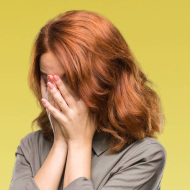 Genç güzel kadın ağlayarak süre elleriyle yüzünü kapsayan üzgün ifade ile izole arka plan yüzünden. Depresyon kavramı.