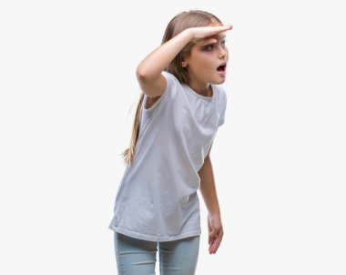 Genç güzel kız yüzünden izole arka plan çok mutlu ve gülümseyen uzakta el ile üzerine kafa arıyorum. Arama kavramı.