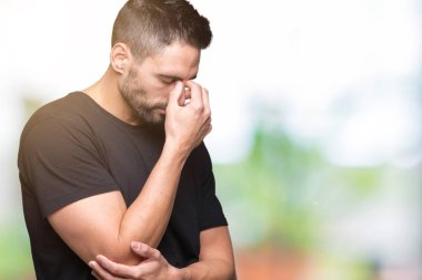 İzole arka burun ve göz yorgunluğu ve baş ağrısı duygu sürtünme yorgun genç yakışıklı adam. Stres ve hayal kırıklığı kavramı.