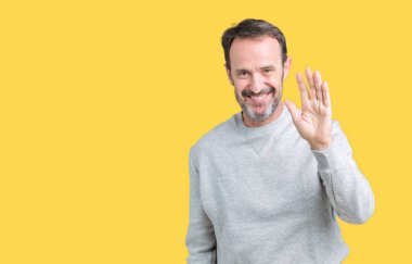 Yakışıklı orta yaş komuta sizde bir kazak izole arka plan Waiving mutlu selam söyleyerek üzerinde ve gülümseyen, dostça karşılama jest