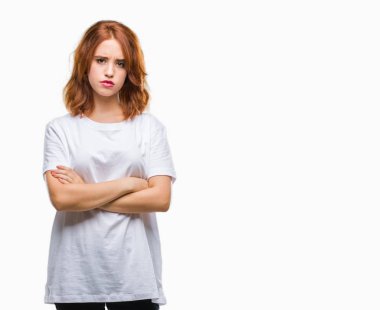 İzole arka plan şüpheci ve sinir, onaylamayan ifade yüz çapraz kolları olan genç güzel kadın. Negatif kişi.