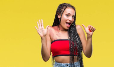 Genç saç Afrika kökenli Amerikalı pigmentasyon leke Doğum işareti ile gösterilen izole arka plan üzerinde örgülü ve parmakları ile işaret kendinden emin ve mutlu gülümseyerek süre 6 numara.