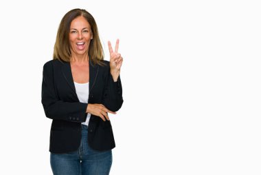 Güzel orta yaş iş mutlu yüz zafer işareti yaparken kameraya göz kırpıyor ile gülümseyen izole arka plan yetişkin kadın. İki numaralı.