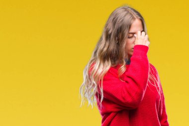 İzole arka plan yorgun sürtünme burun ve göz yorgunluğu ve baş ağrısı duygu üzerinde kış kazak giyen güzel genç sarışın kadın. Stres ve hayal kırıklığı kavramı.