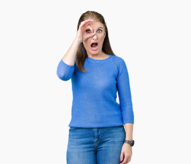 Sürpriz yüz, göz parmaklarının arasından seyir ile ok jest yapıyor izole arka plan üzerinde kış kazak giyen güzel orta yaş Olgun kadın şok. İmansız ifade.