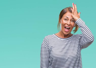 Orta yaş üst düzey İspanyol kadın izole arka kafasına hata için el ile sürpriz yüzünden hata hatırlıyorum. Unuttum, kötü bellek kavramı.