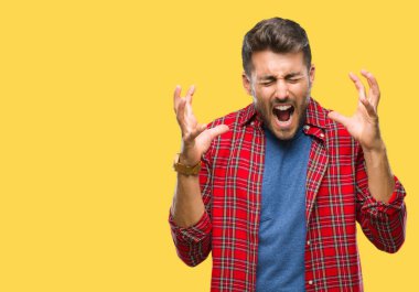 Genç yakışıklı adam kızgın ve silah ile başarı için deli kutluyor izole arka plan üzerinde kaldırdı ve heyecanlı çığlık gözler kapalı. Kazanan kavramı