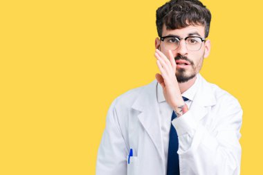 Kötü amaçlı konuşma konuşma fısıldayan gizli söylenti söylüyor ağız yandan arka plan üzerinde beyaz önlük giyen genç profesyonel bilim adam izole