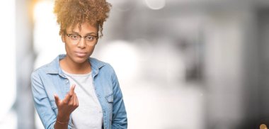 Güzel genç Afro-Amerikan kadın üzerinde gözlük takan Beckoning gel burada mutlu ve gülümseyerek el davet ile jest arka plan izole