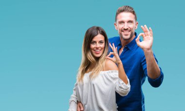 Genç çift izole arka plan el ve parmaklar ok işaretiyle yapıyor olumlu gülümseyen üzerinde aşık. Başarılı ifade.