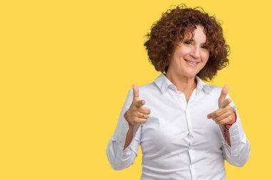 Fotoğraf makinesi ile mutlu ve komik yüz için parmakları işaret izole arka plan güzel orta ager üst düzey businees kadın. İyi enerji ve vibes.