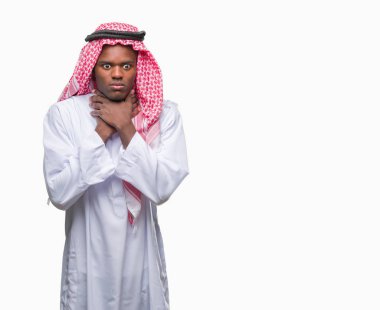 Genç Arap Afrika izole arka plan bağırarak üzerinde giyen geleneksel keffiyeh adam ve çünkü boğmak acı kendi ellerimle öldürürüm. Sağlık sorunu. Yaralarından ve intihar kavramı.