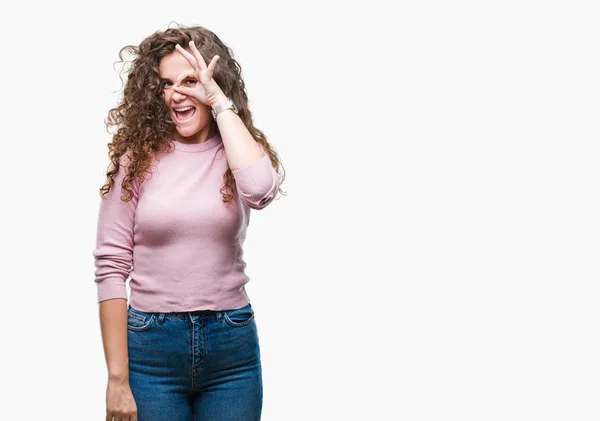 Mooie Brunette Krullend Haar Jong Meisje Roze Trui Dragen Geïsoleerde — Stockfoto