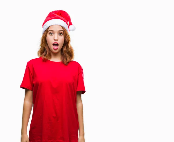 年轻美丽的女人在孤立的背景下戴着圣诞帽害怕和震惊惊讶的表情 恐惧和兴奋的脸 — 图库照片