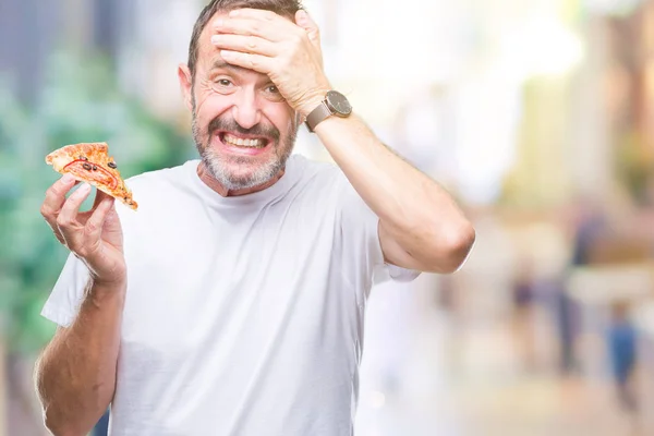 Mezza Età Hoary Senior Man Mangiare Pizza Fetta Sfondo Isolato — Foto Stock