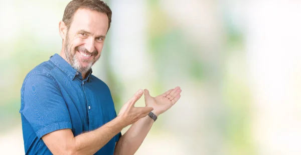 Knappe Middenleeftijd Elegante Senior Man Geïsoleerde Achtergrond Uitnodigen Glimlachen Natuurlijke — Stockfoto