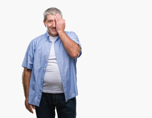 Hombre Mayor Guapo Sobre Fondo Aislado Cubriendo Ojo Con Mano —  Fotos de Stock