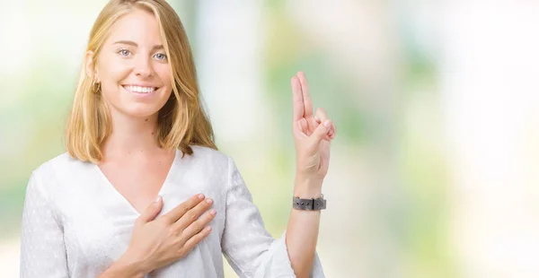 Hermosa Joven Elegante Mujer Sobre Fondo Aislado Juramento Con Mano —  Fotos de Stock