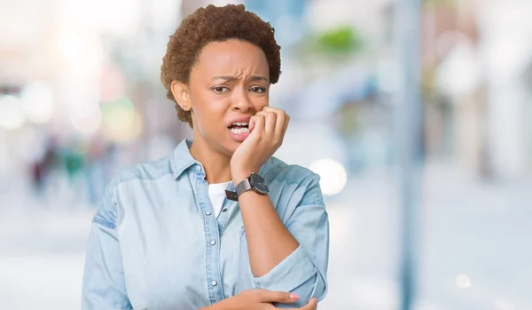 Junge Schöne Afrikanisch Amerikanische Frau Mit Isoliertem Hintergrund Sieht Gestresst — Stockfoto