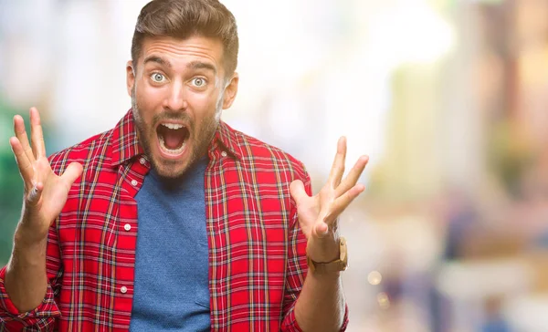 Jovem Homem Bonito Sobre Fundo Isolado Celebrando Louco Espantado Pelo — Fotografia de Stock