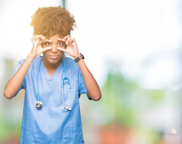 Jeune Femme Médecin Afro Américaine Sur Fond Isolé Essayer Ouvrir — Photo