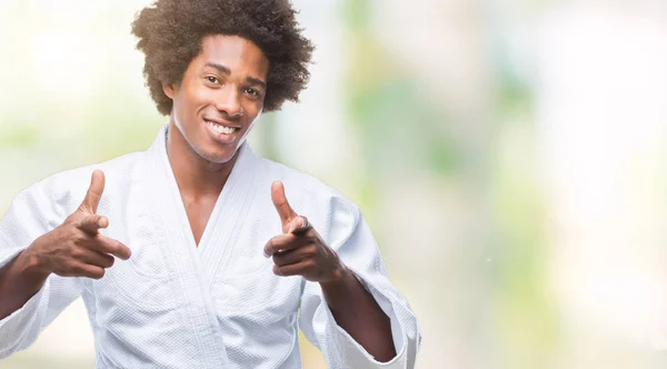 Afro Amerikansk Man Bär Karate Kimono Över Isolerade Bakgrund Pekande — Stockfoto