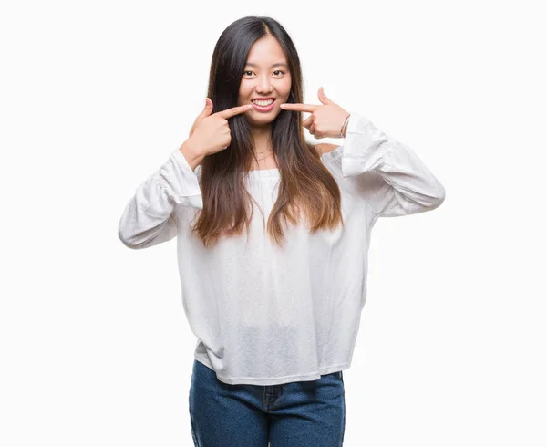 Jonge Aziatische Vrouw Geïsoleerde Achtergrond Glimlachend Vertrouwen Tonen Wijzen Niet — Stockfoto