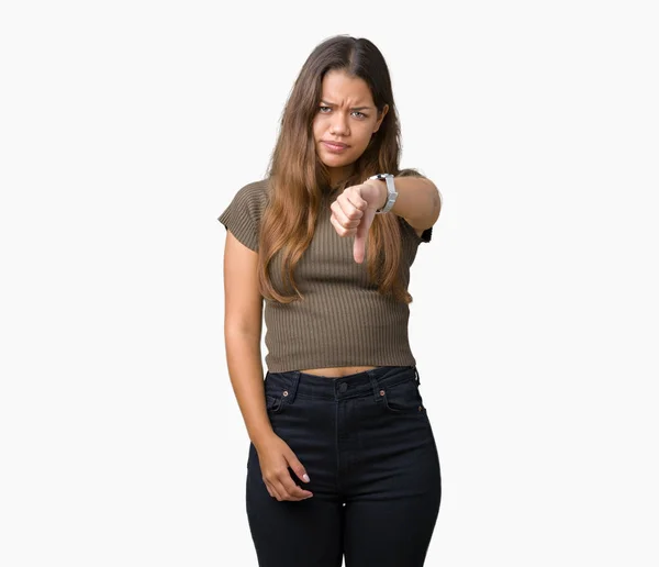 不幸なと怒って拒否反応を示さず ジェスチャーを親指で否定的な分離の背景に若い美しいブルネットの女性 不適切な表現 — ストック写真