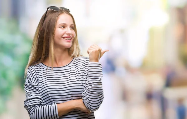 Junge Schöne Blonde Frau Mit Sonnenbrille Über Isoliertem Hintergrund Lächelt — Stockfoto