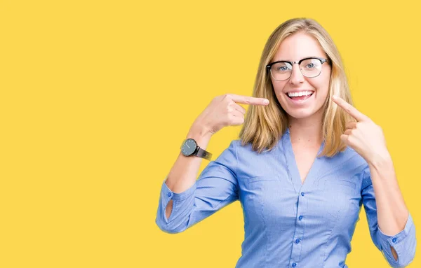 Hermosa Joven Mujer Negocios Sobre Fondo Aislado Sonriendo Confiado Mostrando —  Fotos de Stock