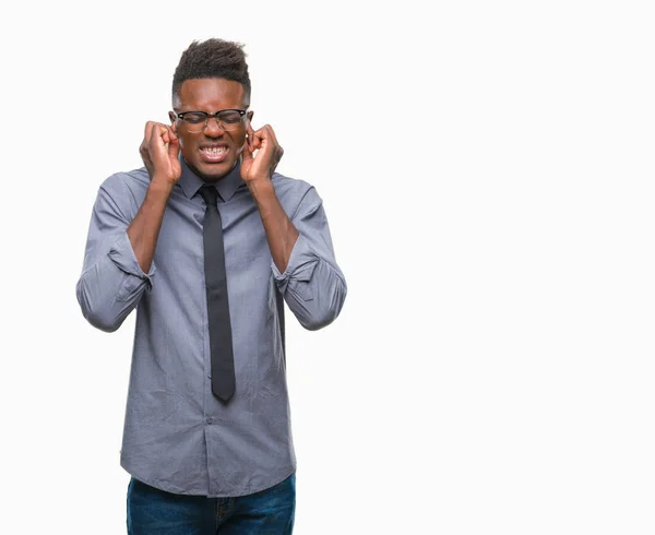 騒々しい音楽のノイズの腹式指で耳を覆う孤立した背景に若いアフリカ系アメリカ人ビジネスマン聴覚障害者の概念 — ストック写真