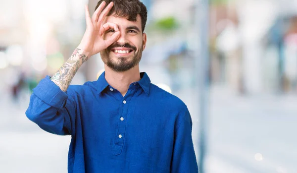 Jonge Knappe Man Geïsoleerde Achtergrond Doen Gebaar Met Hand Glimlachen — Stockfoto