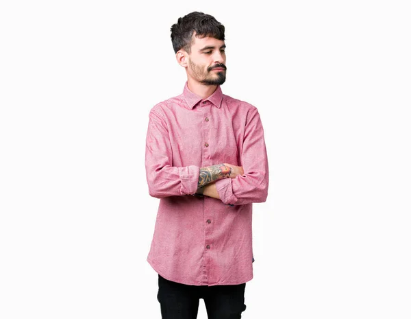若いハンサムな男側に両手を見て笑みを浮かべて孤立の背景にピンクのシャツを着て交差確信と自信を持って — ストック写真