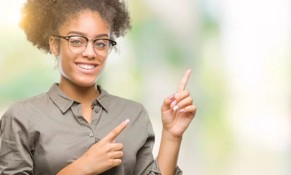 Unga Afro Amerikansk Kvinna Som Bär Glasögon Över Isolerade Bakgrund — Stockfoto