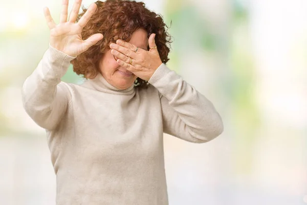 Schöne Seniorin Mittleren Alters Mit Rollkragenpullover Und Brille Über Isoliertem — Stockfoto