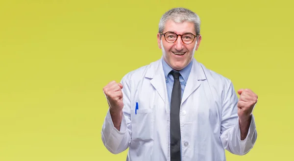 Bonito Médico Sênior Cientista Profissional Vestindo Casaco Branco Sobre Fundo — Fotografia de Stock