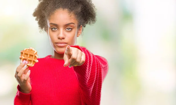 Jeune Belle Afro Américaine Femme Mangeant Gaufre Sur Fond Isolé — Photo