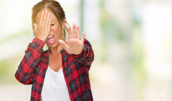 Orta Yaş Yetişkin Kadın Üzerinde Rahat Ceket Izole Elleriyle Gözlerini — Stok fotoğraf